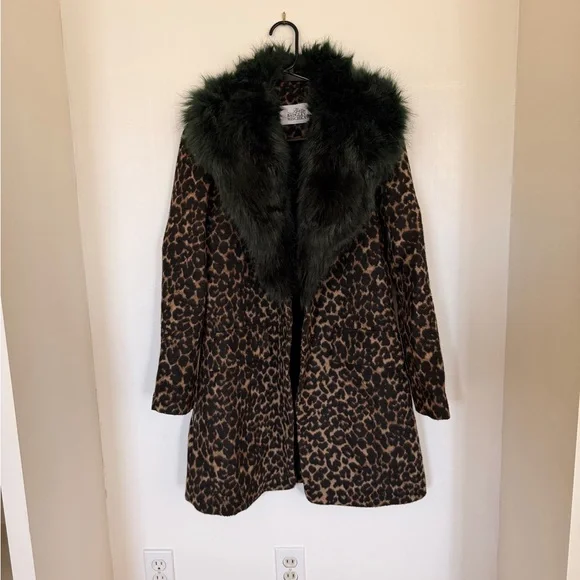 Badgley Mischka Leopard Print Cape with Dark Green Faux Fur - Picture 1 of 4